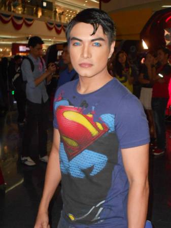 Su parecido físico con el super héroe es realmente increíble.