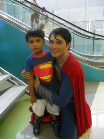 Herbert Chávez, el joven que se dejó una fortuna para ser Superman.