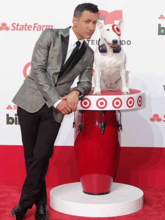 Jorge Bernal celebra con Bullseye, el famoso perro Terrier de Target.
