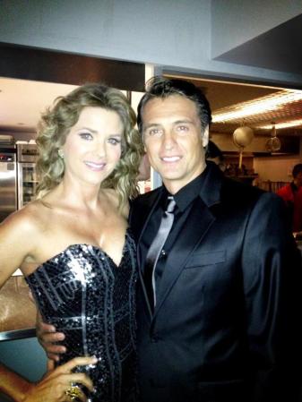 Es un excelente cocinero, lo que le facilito su papel de chef en “Marido en alquiler”. En la imagen, junto a la actriz Sonya Smith, con quien protagoniza "Marido en alquiler".