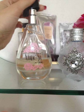 Tiene una línea de perfumes y crema de mano.