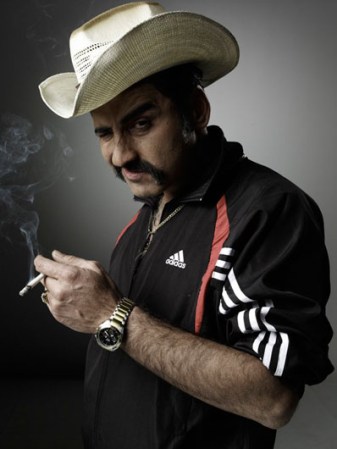 Milton Jiménez "El Cabo" (Robinson Díaz) es un narco del Cartel del Pacífico que busca controlar el negocio de la droga con los mexicanos.