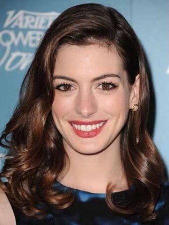 Anne Hathaway (de la película Pricess Diary) con cabellera larga y oscura