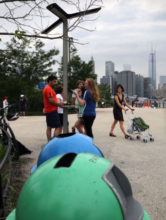 19 DE JUNIO, 2013:Nueva York tendrá estaciones gratuitas de recarga para móviles en sus parques y playas.