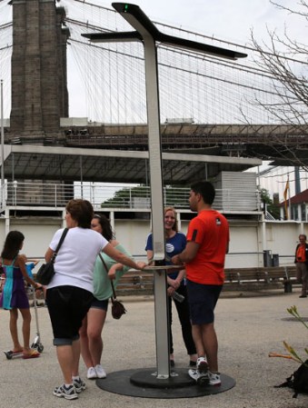 Una decena de parques y playas de Nueva York tendrán a partir de este verano estaciones gratuitas de recarga para teléfonos móviles.