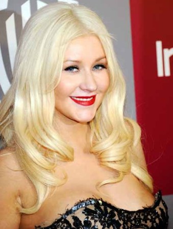 Christina Aguilera llegando a la entrega número 68 de los premios Golden Globe, en California.