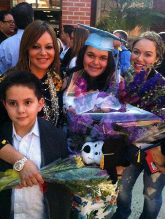 Jenni Rivera, Johnny y Chiquis, asisten a la graduación de Jenicka, en Los Ángeles.