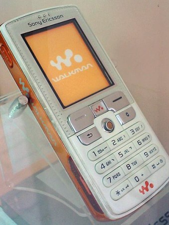 En el 2005 Sony también lanzó el W800i añadiendo la marca Walkman en dicho diseño.