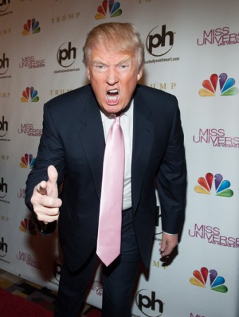 Donald Trump desfiló por la alfombra roja con mucho ímpetu. ¡Listo para la gran noche!
