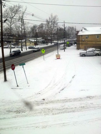 Una poderosa tormenta de nieve azota al área tri estatal de Nueva York.