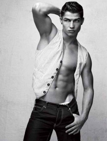 El atleta suele ser identificado en los medios con el numerónimo CR7, iniciales de su nombre y el número que viste en su camiseta.