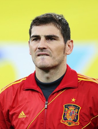 El portero del Real Madrid, Iker Castillas, se coloca las medias al revés para traer buena suerte a sus partidos.