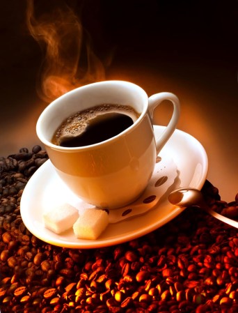 Beber café ayuda a que los deportistas tengan un mejor desempeño físico de resistencia durante sus competiciones. Diversos estudios han comprobado que el café puede tener un efecto ergogénico, es decir, que aumenta la potencia muscular en deportistas de resistencia.
