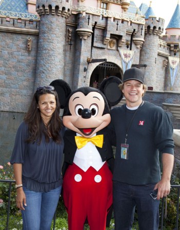El actor Matt Damon está casado con la argentina Luciana Bozán, con ella en la imagen frente al Castillo de la Bella Durmiente, y son padres de tres niñas: Isabella, de 8 años; Gia, de 5, y Stella, de 3, a quienes se une Alexia, hija de una anterior relación de Luciana.