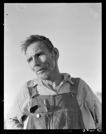 Imperial Valley, California. Antiguo trabajador mexicano diciendo "He trabajado toda mi vida y todo lo que tengo ahora es mi cuerpo roto".