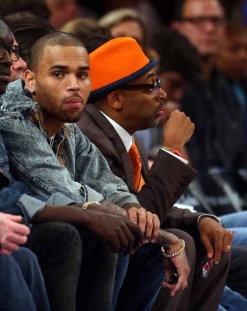El cantante Chris Brown y Spike Lee