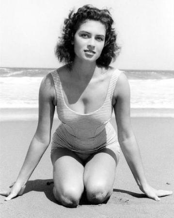 Gladys Zender en traje de baño.