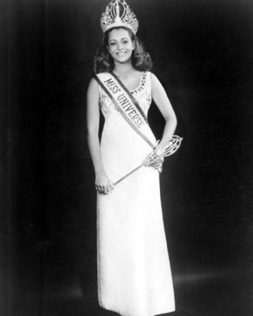 Martha en traje de noche.
