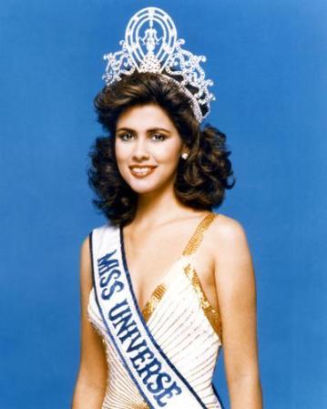 Deborah Carthy en el traje formal.