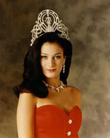 Dayanara Torres en traje formal.