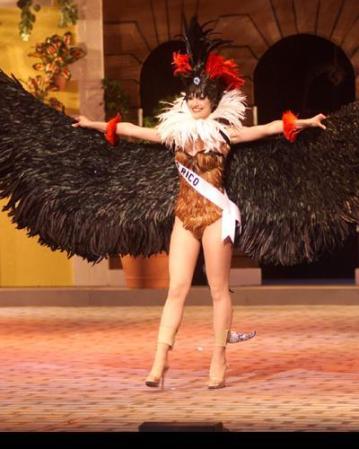 Denise en el traje típico.