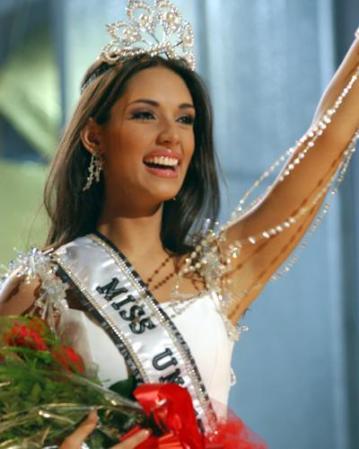 Dato interesante: su madre representó el páis en el certamen Miss Mundo de 1980. Amelia es sobrina del cantante Juan Luis Guerra.