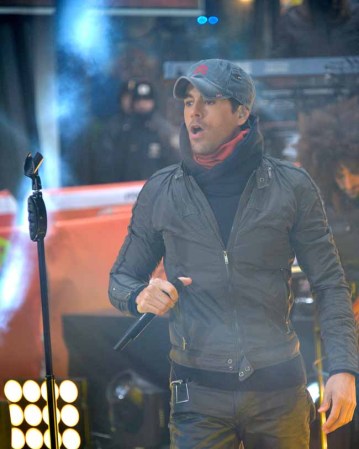 Enrique Iglesias subió la temperatura de sus fans.