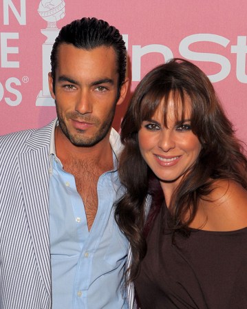 En 2006, incursiona al teatro musical, con la puesta en escena de Vaselina, donde interpreta a 'Danny'. Este mismo año, inicia una relación sentimental con la actriz Kate del Castillo, diez años mayor que él.