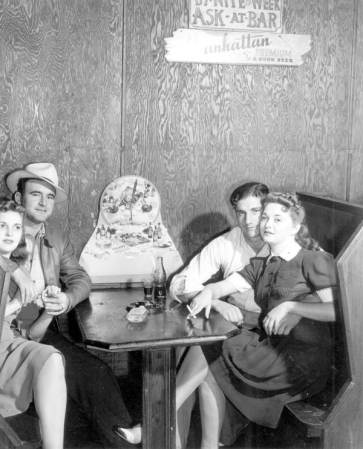 Trabajadores inmigrantes en un bar de música - Belle Glade, Florida, <br /> 1939.