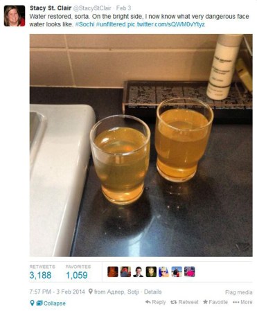 reportera muestra el color del agua del fregadero en uno de los hoteles, luego de que viniera el agua.