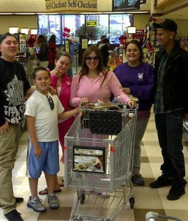 Jenni Rivera y su familia de compras en el supermercado.