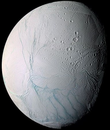 El satélite Enceladus está congelado por fuera.