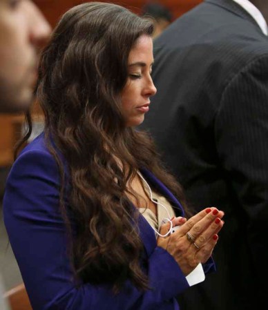 Mujer reza en corte antes de conocer el veredicto.