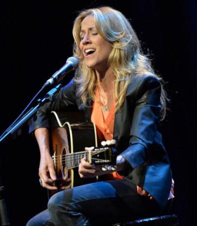 Sheryl Crow: La cantante estadounidense fue diagnosticada con cáncer de mama en febrero de 2006 y tuvo que someterse a una mastectomía y radioterapia. Tras curarse de la enfermedad, la cantante abrió la “Fundación Sheryl Crown Imaging Center” para prevenir y ayudar a las mujeres con esta enfermedad.