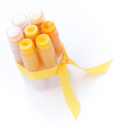 Protector labial<br /> La piel de los labios es muy sensible y debe estar protegida en todo momento, por lo cual es recomendable mantenerlos humectados con un protector labial que contenga aceites naturales, como la manteca de cacao. Búscalos con protección solar e incluye este paso en tu rutina diaria de limpieza y humectación.