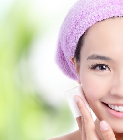 Toallitas desmaquilladoras<br /> Te permiten eliminar el maquillaje de un solo paso y vienen para diferentes tipos de piel, algunas también diseñadas para exfoliar tu piel. Algunas son capaces de quitar hasta el maquillaje a prueba de agua.