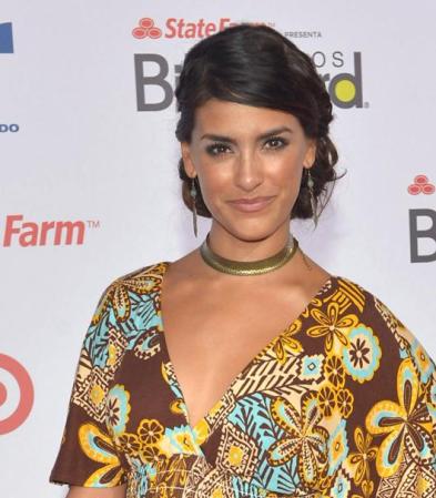 Liz Gallardo con un escote sutil pero no menos sensual en un vestido estampado en tonos tierra.