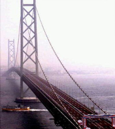 El Gran Puente del Estrecho de Akashi es el puente colgante que une Honshū con la Isla de Awaji, cruzando uno de los estrechos más transitados del mundo (más de 1,000 embarcaciones diarias).