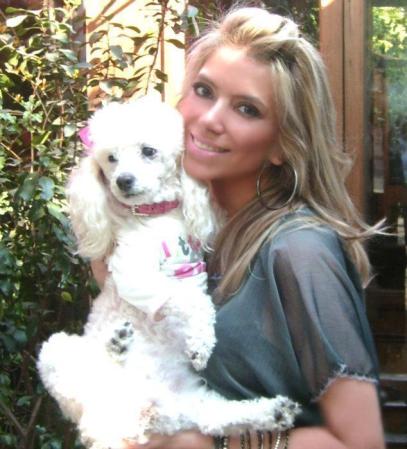 Periodista Andrea Gonzalez-Villablanca con su mascota Aranza