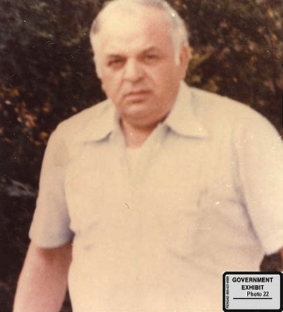 Joseph Ferriola heredó los engranajes del poder cuando Aiuppa quedó preso. Se cree que es el primer jefe mafioso que haya recibido un trasplante de corazón. Murió de males cardiacos en 1989.