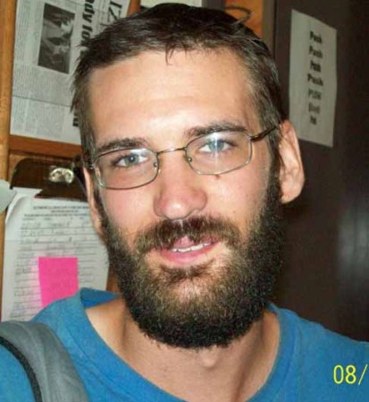 Eric Justin Toth, ex maestro de una escuela privada, es buscado por poseer presuntamente pornografía infantil en Washington, DC.