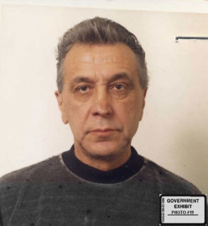 John DiFronzo es el actual presunto jefe del sindicato del crimen en Chicago. Le dicen "No Nose" DiFronzo porque perdió parte de su nariz escapando por una ventana cuando cometía un robo en 1949.