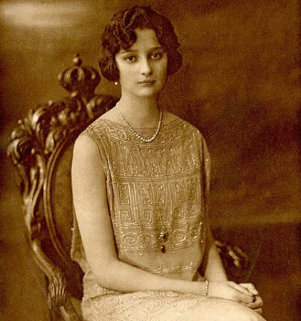 Astrid Sofia Lovisa Thyra, la reina de Suecia, falleció el 29 de agosto, cuando el auto que conducía su esposo el rey cayó por un barranco en Suiza, país que ambos visitaban, y se estrelló contra un árbol de peras.