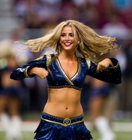 Hoy en día el equipo de los Rams juega en St. Louis, y aunque el uniforme ha cambiado en su color y textura sigue siendo parecido al de 1993. La bella fisionomía de las chicas sigue siendo la constante.