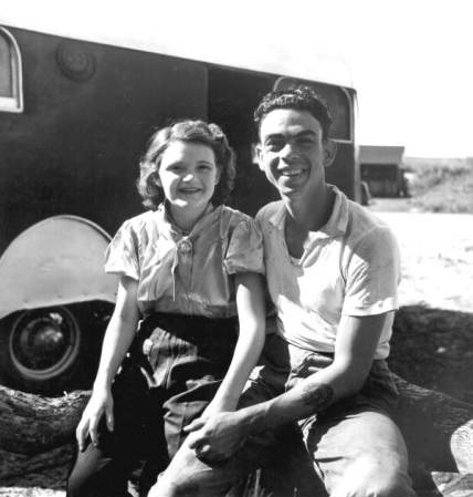Pareja joven de trabajadores de la planta de empaque en Canal Point, Florida, 1939.
