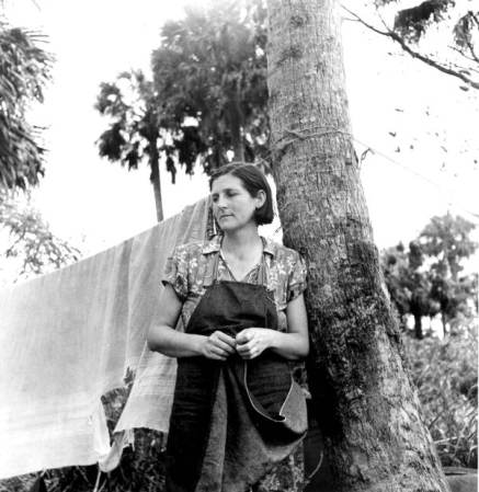 Trabajadora agrícola inmigrante de Missouri y esposa de un trabajador de la planta de empaque - " Nunca hemos vivido como cerdos antes, estoy segura que ahora lo estamos haciendo, esto no es diferente de la vida de un cerdo" Canal Point, Florida, 1939.