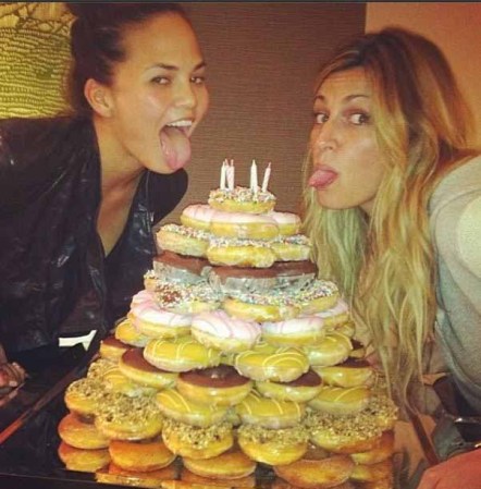 Chrissy Teigen: rechazada por sus kilos de más en sus inicios y adorada por todos ahora.