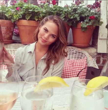 Chrissy Teigen: rechazada por sus kilos de más en sus inicios y adorada por todos ahora.