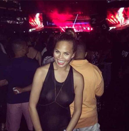 Chrissy Teigen: rechazada por sus kilos de más en sus inicios y adorada por todos ahora.