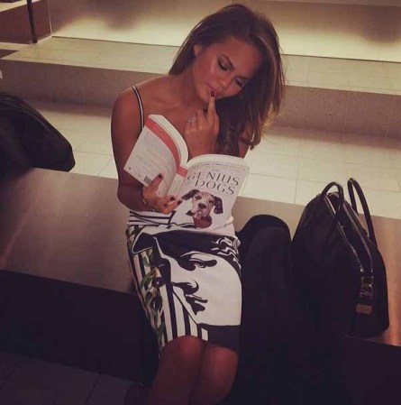Chrissy Teigen: rechazada por sus kilos de más en sus inicios y adorada por todos ahora.